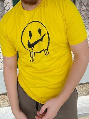 NIKE PEACE LOVE BASKETBALL SMILEY SMILE FACE MEN T SHIRT DM4494 MELTING SWOOSH